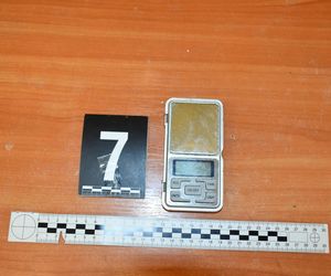 Pościg jak z filmu w Warszawie! W BMW środki odurzające i broń! Zobacz, co grozi zatrzymanej parze! 