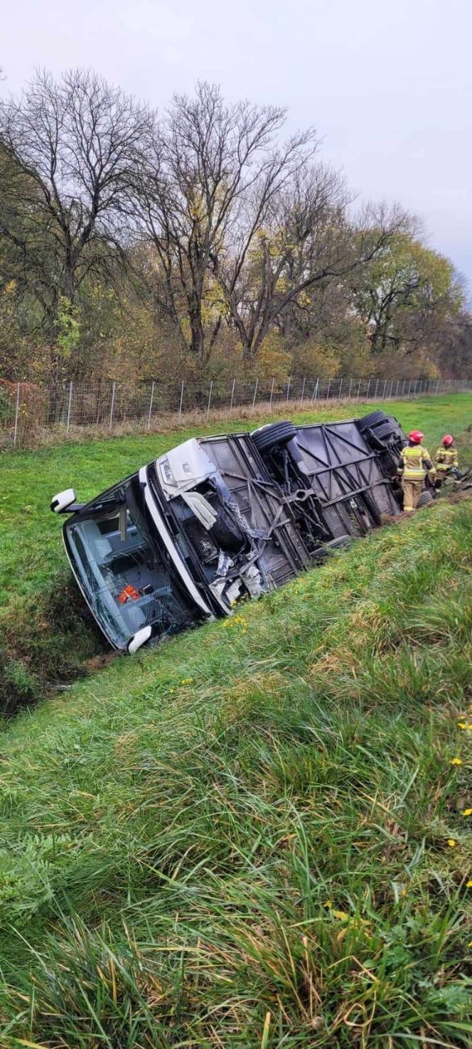   Poważny wypadek na A4. Dachował autobus. Ranna jedna osoba