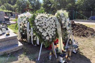Pogrzeb Justyny i Zbigniewa. Ich groby utonęły w białych kwiatach