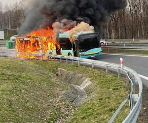 Autobus miejski zapalił się na autostradzie A4. W środku byli pasażerowie