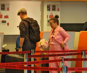 Anna Mucha z rodziną na lotnisku