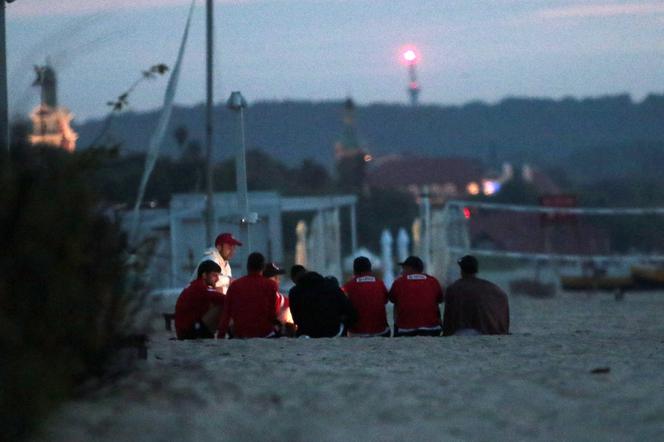 Po KLĘSCE na Euro polscy piłkarze relaksowali się na plaży. Rozpętała się GIGANTYCZNA burza, ogromna krytyka