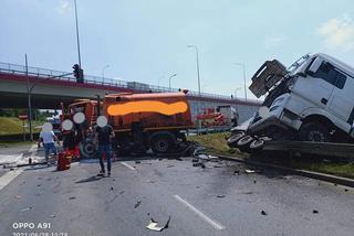 Dramatyczny wypadek w Krakowie! Zamiatarka MPO zderzyła się z ciężarówką! Potężne korki! [ZDJĘCIA]