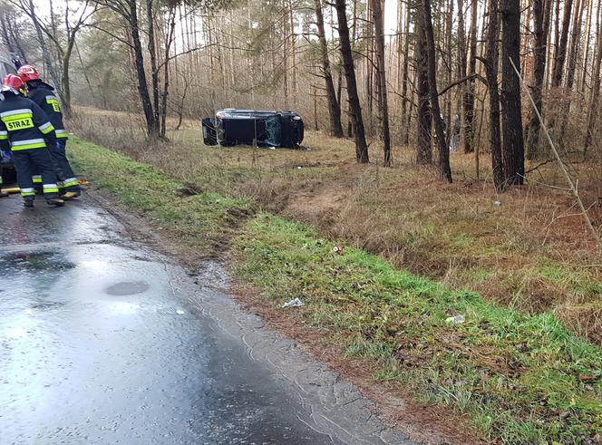 Wypadek Suraż - Kowale. Ford wpadł w poślizg i dachował. W środku były dwie kobiety [ZDJĘCIA]