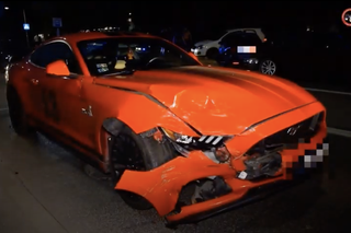 Wypadek youtubera w Warszawie! Ford Mustang rozbity w zderzeniu z dwoma innymi autami - WIDEO