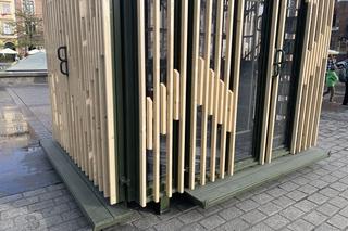 Kwiaciarki mają nowe stoisko na Rynku. Zdania są podzielone