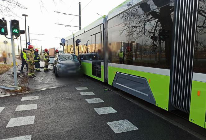Olsztyn. 72-letni kierowca osobówki wymusił pierwszeństwo przejazdu tramwajowi. Doszło do zderzenia