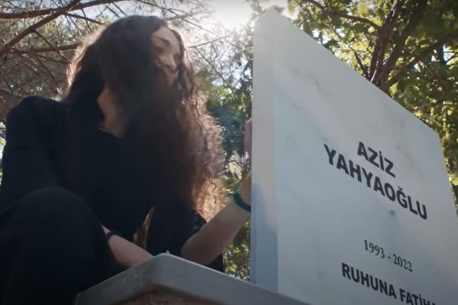 Kobieta uda się na grób Aziza 