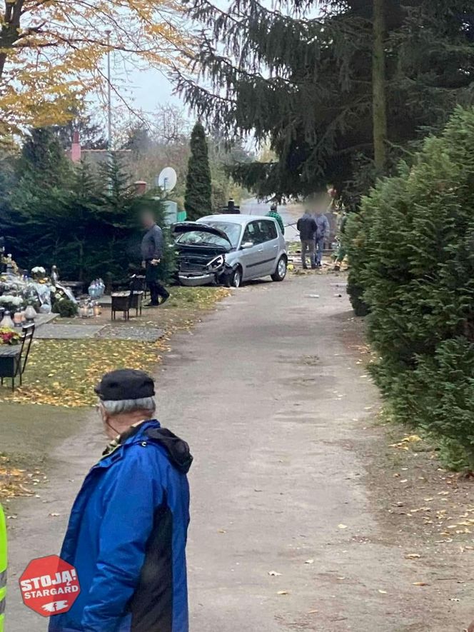  Stargard. Wypadek na cmentarzu. Kierowca staranował ogrodzenie i zniszczył kilka nagrobków [ZDJĘCIA]