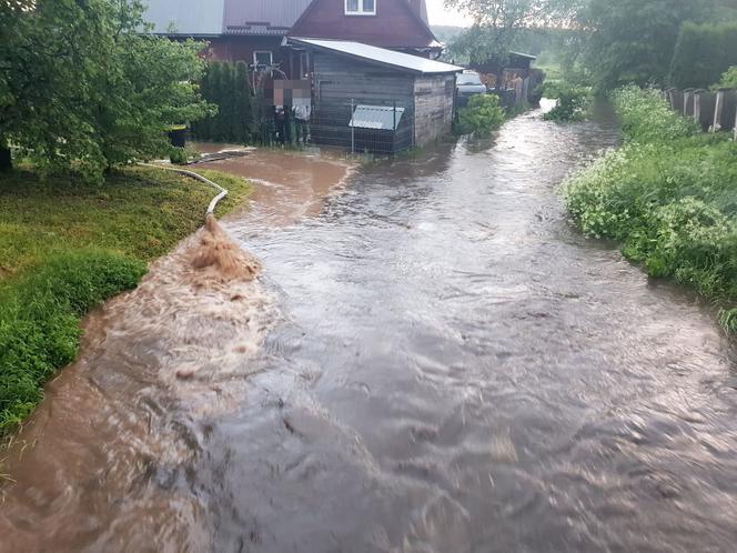 Nawałnica w Krynkach. Ulice jak rzeki, a boisko jak jezioro [ZDJĘCIA]