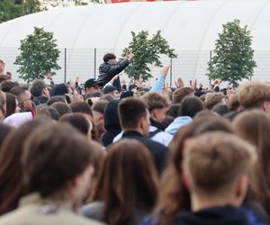 Tłum studentów bawił się pierwszego dnia Juwenaliów Politechniki Lubelskiej 2025