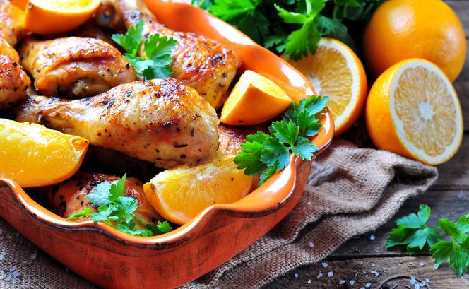 Udka w pomarańczach: przepis na duszone udka kurczaka