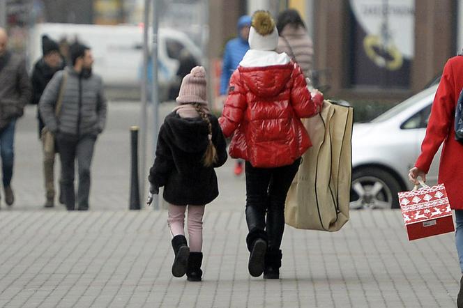 Basia Kurdej-Szatan z córką odbierają sylwestrową kreację u Violi Piekut. 