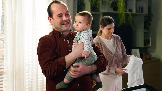 Barwy szczęścia, odcinek 2665: Borys (Jakub Wieczorek), Regina (Kamila Kamińska), Kamilek