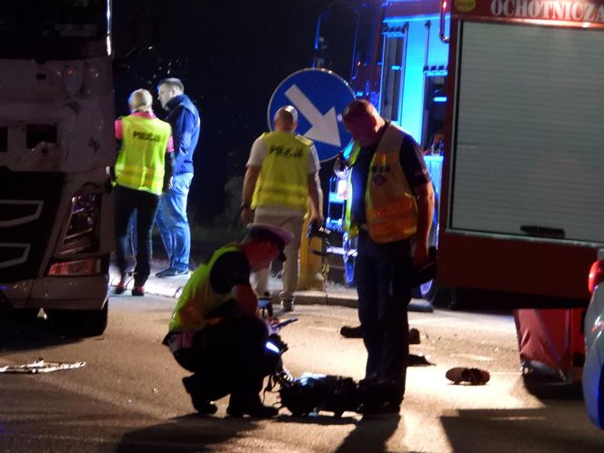 Błonie. Wjechali hulajnogą elektryczną prosto pod tira. Nie mieli szans, zaginęli na miejscu