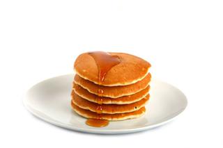 Pancakes: przepis na placuszki z syropem klonowym