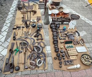 Wyjątkowe antyki ponownie zagościły na Placu Zamkowym w Lublinie. Tak wygląda wrześniowa Lubelska  Giełda Staroci [GALERIA]