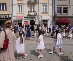 Boże Ciało 2024. Tłumy wiernych przeszły w procesji ulicami Białegostoku