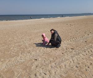 Mieszkańcy korzystają ze słonecznej pogody. Na plaży w Jelitkowie widać już pierwszych spacerowiczów!