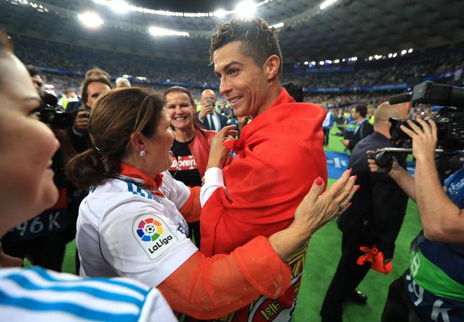 Matka Cristiano Ronaldo w poważnym stanie trafiła do szpitala. Smutny piłkarz ma ważny apel
