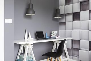 Nowoczesne białe biurko na tle szarej ściany