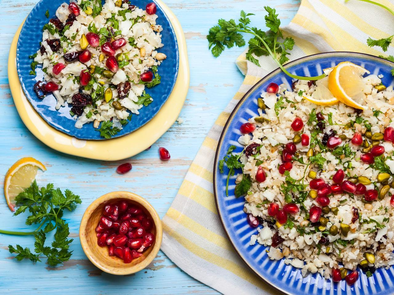 Niezwykle aromatyczna sałatka kalafiorowa z granatem, migdałami i świeżymi ziołami