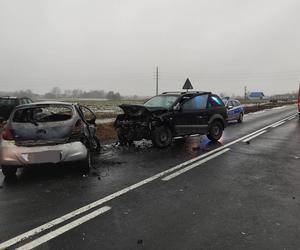 Śmiertelny wypadek pod Opocznem. 21-latek wyciągnięty przez świadków z płonącego auta