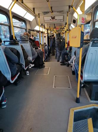 Tłok w autobusach i tramwajach w Warszawie