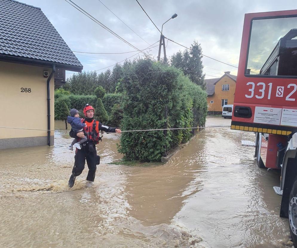 Dramat na Śląsku. Zalane miasta, zamknięte drogi, tysiące interwencji. Ewakuowano matkę z dwójką dzieci