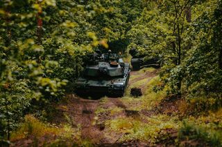„Z garaży w teren”. Czołgi Abrams M1A2 SEPv3 już na ćwiczeniach