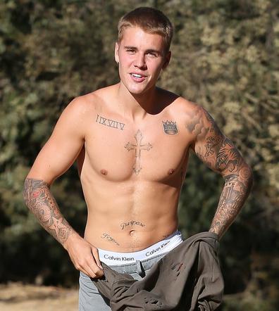 Justin Bieber bez koszulki