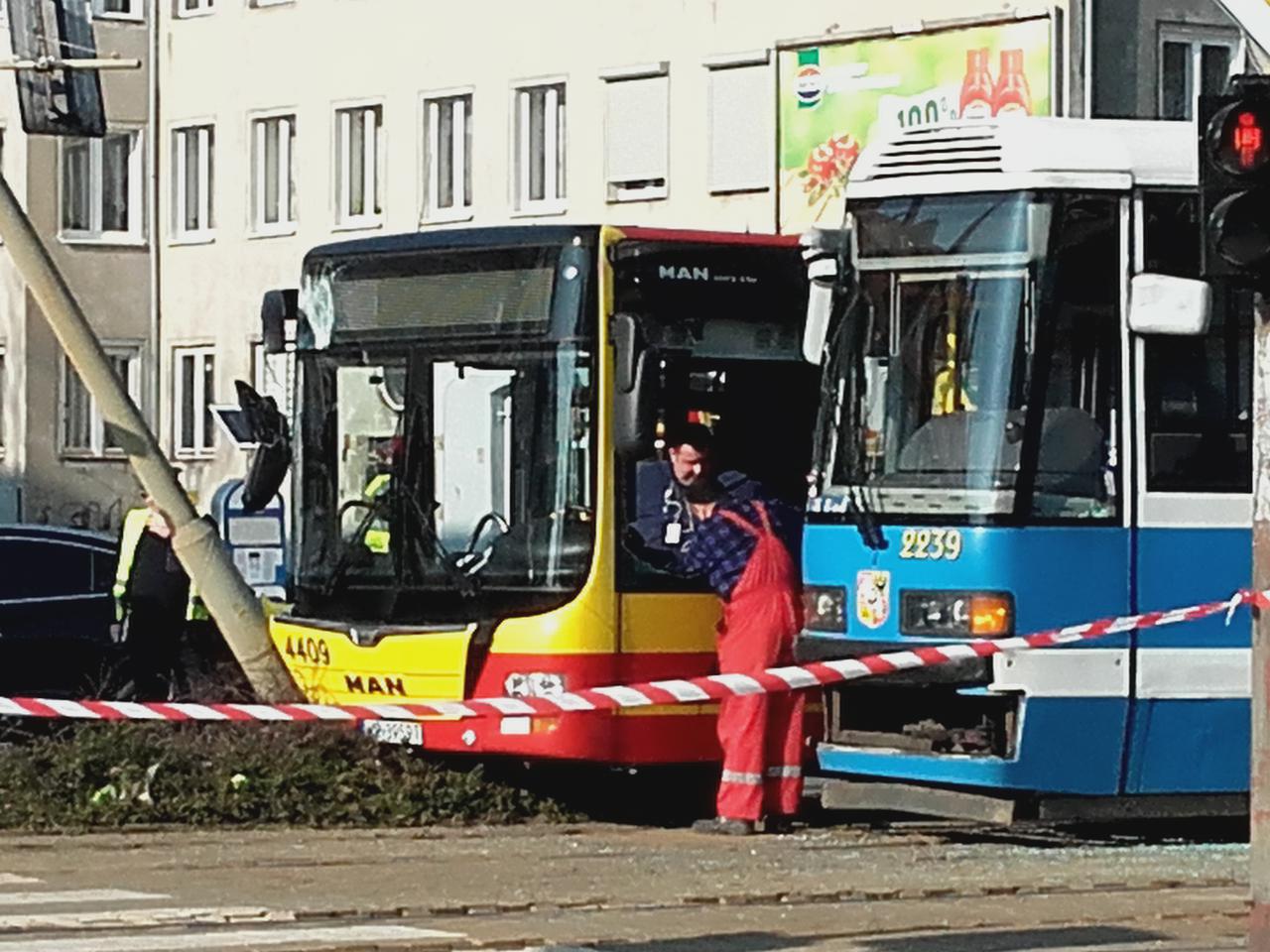 Dwie osoby ranne w zderzeniu autobusu MPK z tramwajem. Znane są wstępne przyczyny wypadku [ZDJĘCIA]