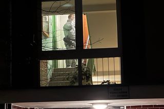 Makabryczne odkrycie w Warszawie. W mieszkaniu znaleziono ciało ojca i syna