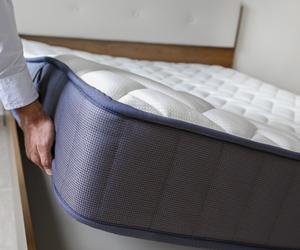 Spryskaj materac tym domowym środkiem. Roztocza i bakterie uciekną w popłochu