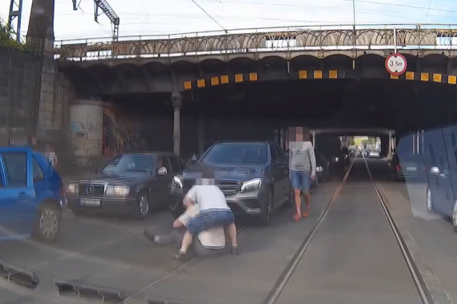 Kierowca pobił pieszego na środku jezdni przy wiadukcie kolejowym we Wrocławiu