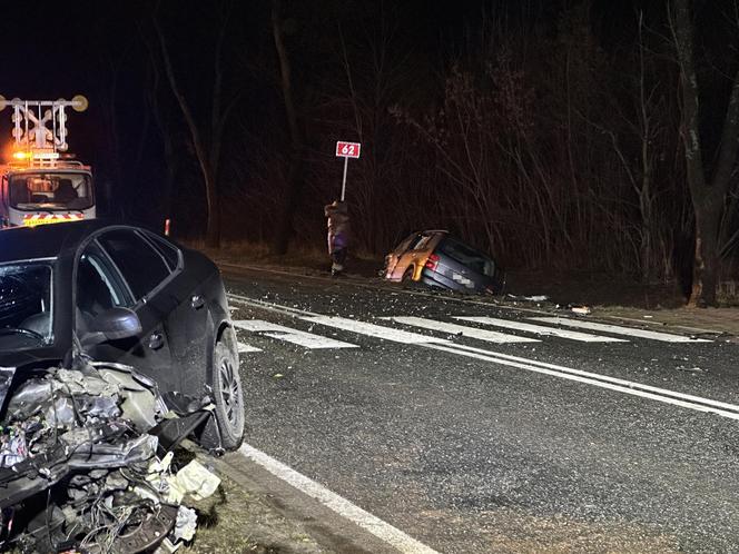 Nastolatek wymusił pierwszeństwo. Z auta wyleciał fotelik dla dziecka. Trzy osoby ranne, w tym 5-letni maluszek