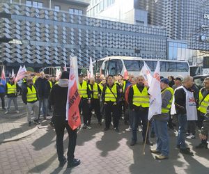 Protest hutników pod Węglokoksem w Katowicach. Co innego nam mówią, a co innego robią