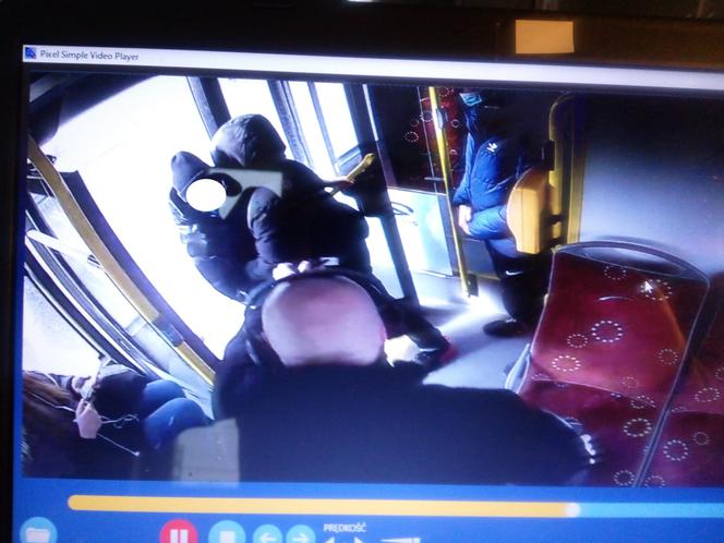 Swarzędz: Wypchnął kontrolerkę biletów z autobusu