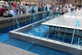Niebieska woda w fontannie na Rynku Głównym. O co tu chodzi?! [AUDIO]
