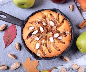 Biszkopt z owocami z patelni: pyszne ciasto bez piekarnika