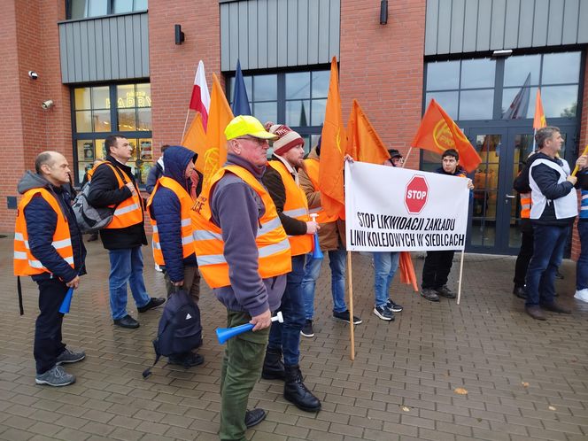 Pracownicy Zakładu Linii Kolejowych pikietowali w Siedlcach! Poparli ich siedleccy radni