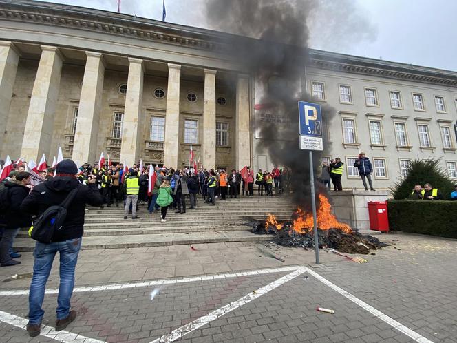 Protest rolników we Wrocławiu. Strajk wymyka się spod kontroli. Urząd Wojewódzki obrzucany jajkami