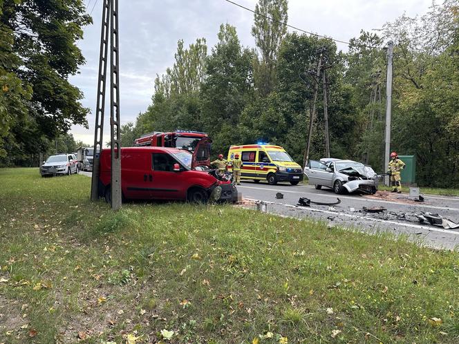 Dwa roztrzaskane auta na Bielanach