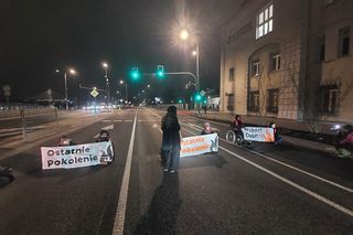 Karetka utknęła podczas blokady na Wisłostradzie. Kłótnia aktywistów z policją. Padły poważne zarzuty