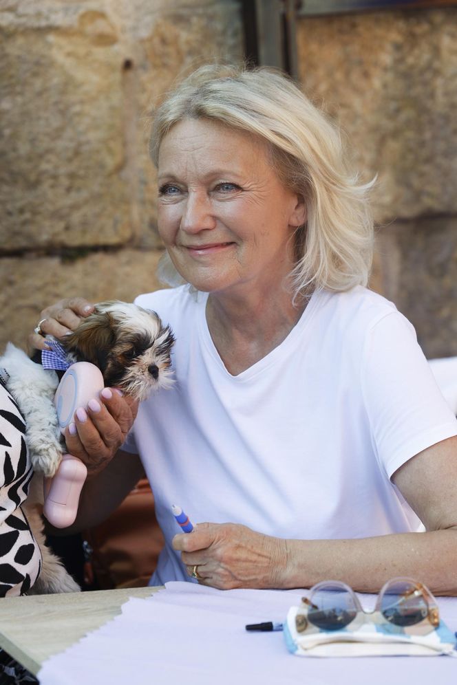 Cała na biało Maria Pakulnis szaleje z sierpem w Lubomierzu. Renata Dancewicz tym razem na spokojnie