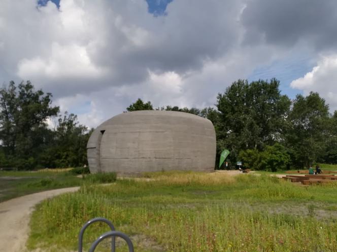 Gigantyczny kamień na Wybrzeżu Helskim. Jest wyczekany pawilon