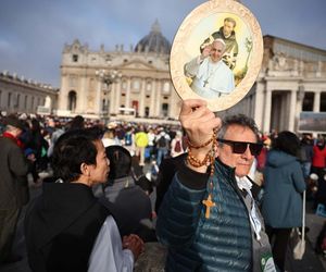 Ostatnie chwile przed pogrzebem Franciszka. Tłumy wiernych na pl. św. Piotra