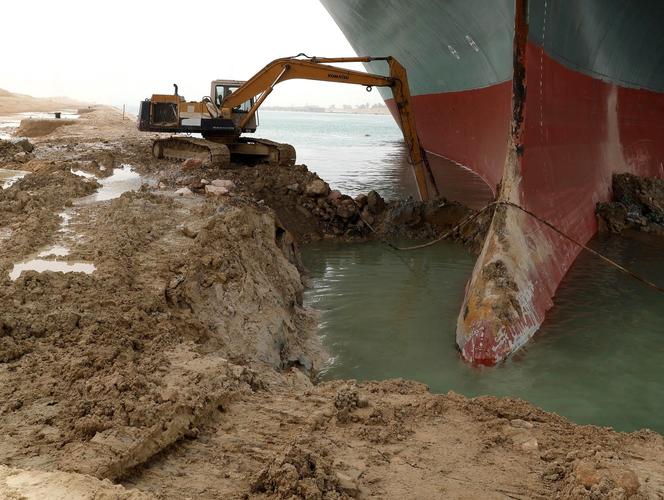Próba uratowania kontenerowca na Kanale Sueskim