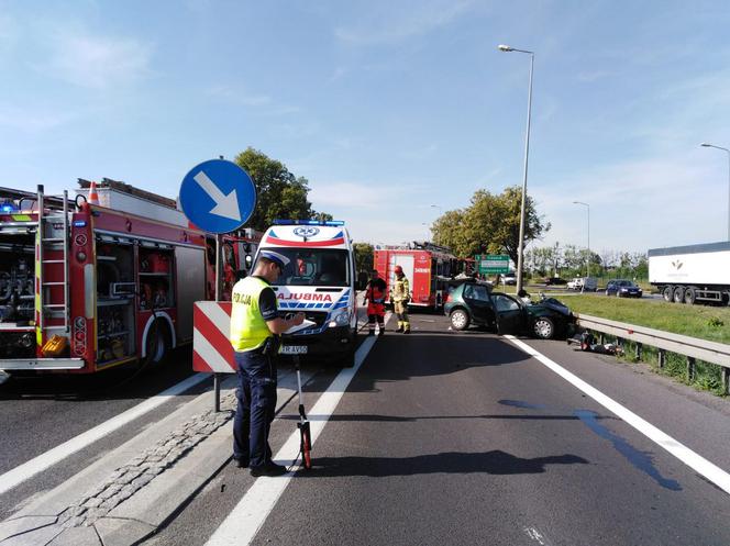 Poważny wypadek w Ostaszewie pod Toruniem. Ciężko ranny kierowca w szpitalu