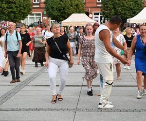 Ruda Śląska tańczy jak dawniej. Międzypokoleniowa potańcówka na rynku porwała tłumy